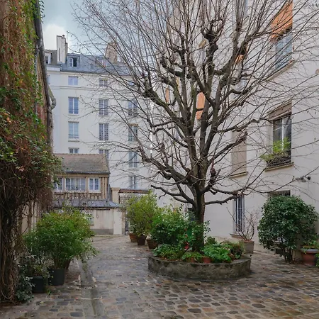 Marais Bouquet Apartment Paris
