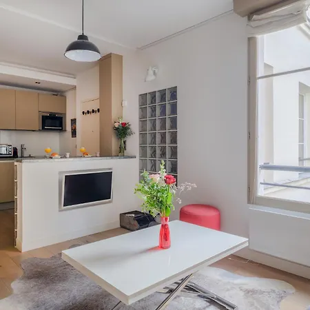 Marais Bouquet Apartment Paris