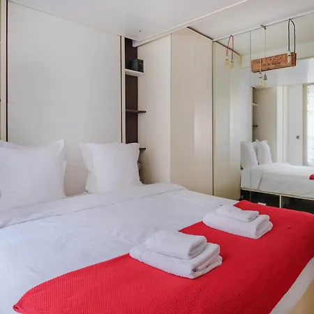 Marais Bouquet Apartment Paris