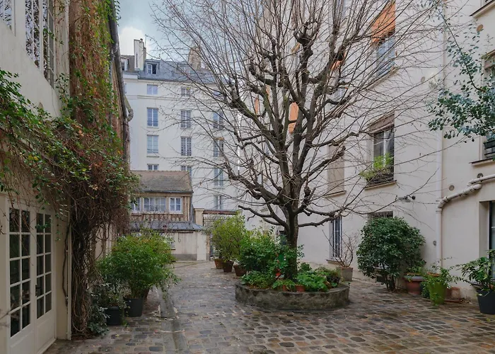 Marais Bouquet Apartment Paris