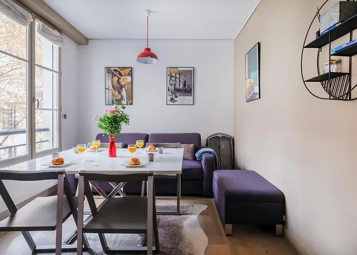 Marais Bouquet Apartment Paris